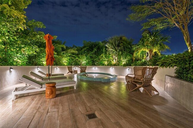 Building Photo - 700 NE 24th St