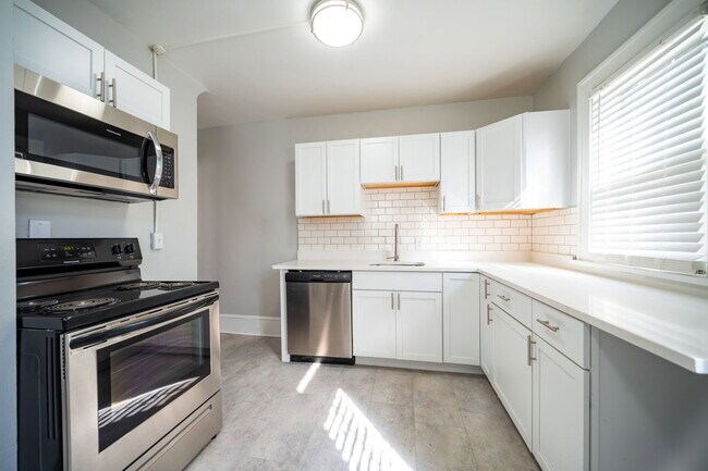 Building Photo - 838 Dennison Ave