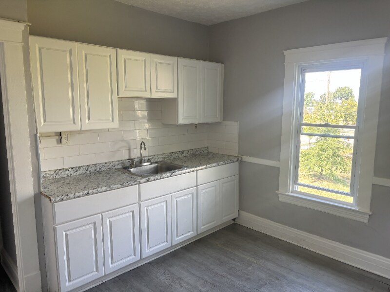 Building Photo - 2833 E 100th St