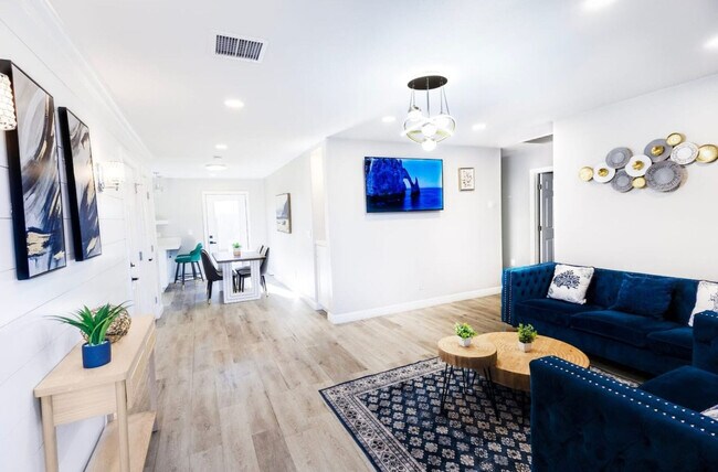 Building Photo - 451 E Lincoln Ave