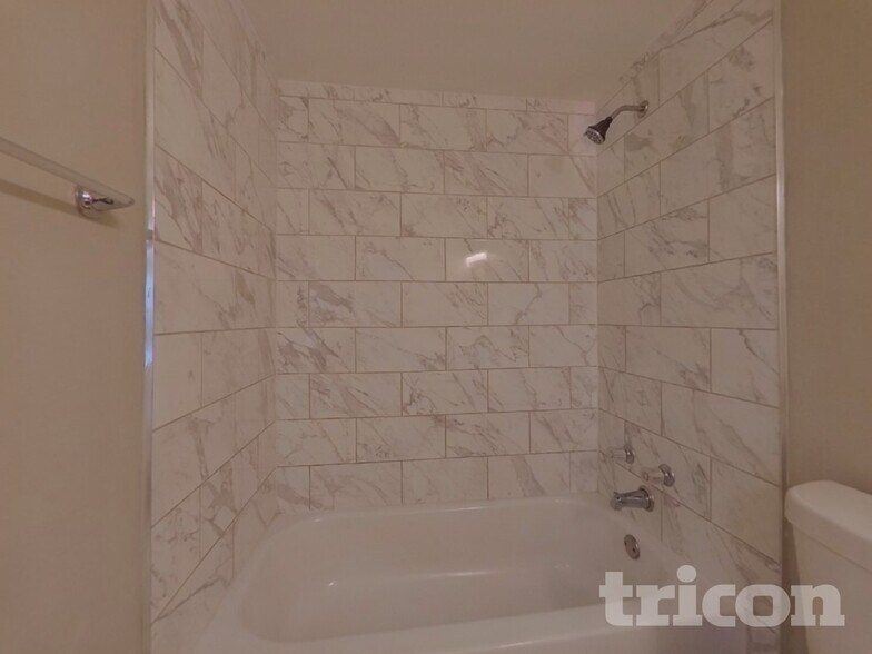 Building Photo - 1124 Jadewood Ave