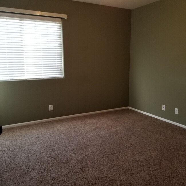 Building Photo - 4 Bedroom Millard Home!