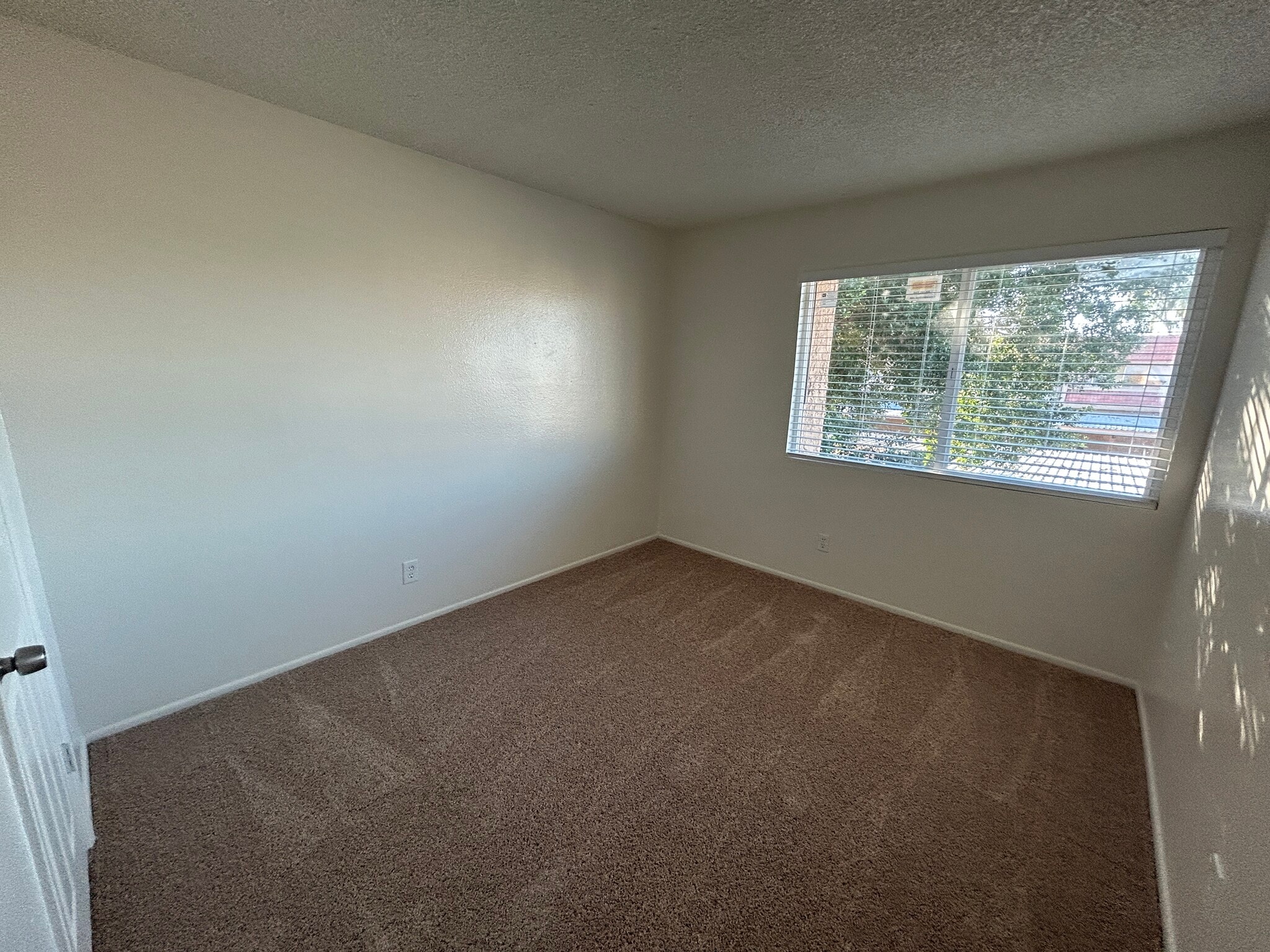 Building Photo - 4740 W Rose Ln