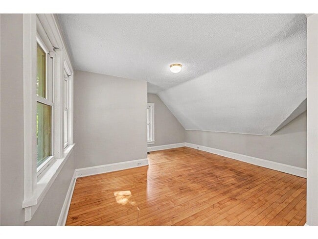 Building Photo - 1411 Knox Ave N