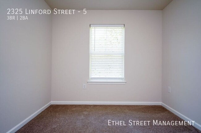 Building Photo - 2325 Linford St