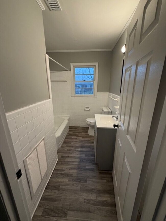 Building Photo - 3 Bedroom 2 Bath house with additional passthrough bedroom/ office