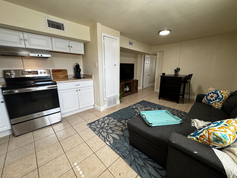 Building Photo - 319 S Olive St