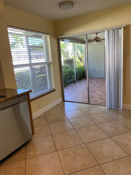 Kitchen - 5652 Eichen Cir