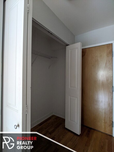 Building Photo - 618 W Wrightwood Ave