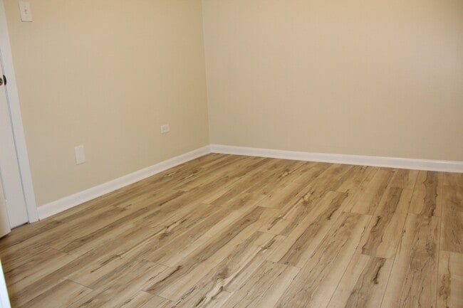 Building Photo - 527 N Marshfield Ave
