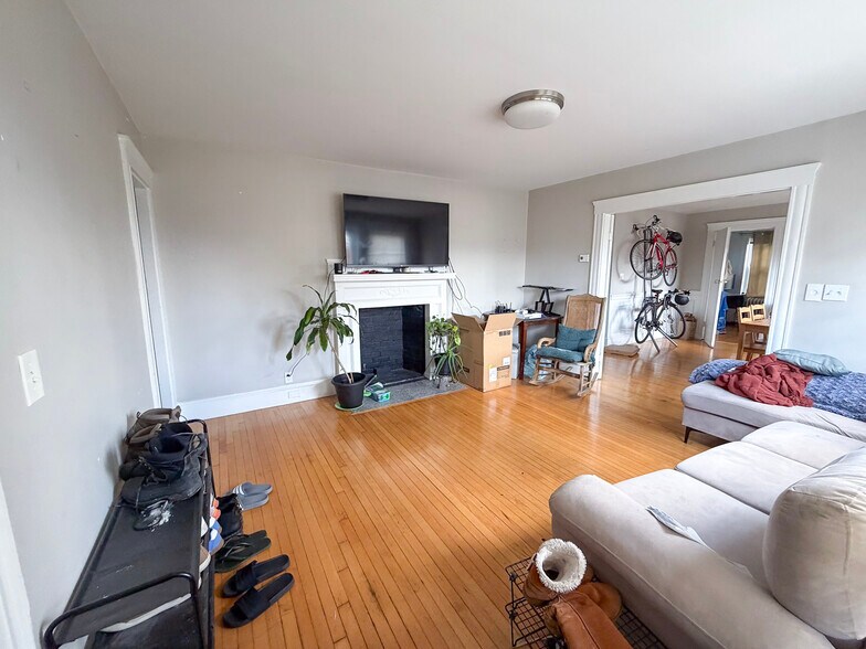 Living Room - 51 Leamington Rd