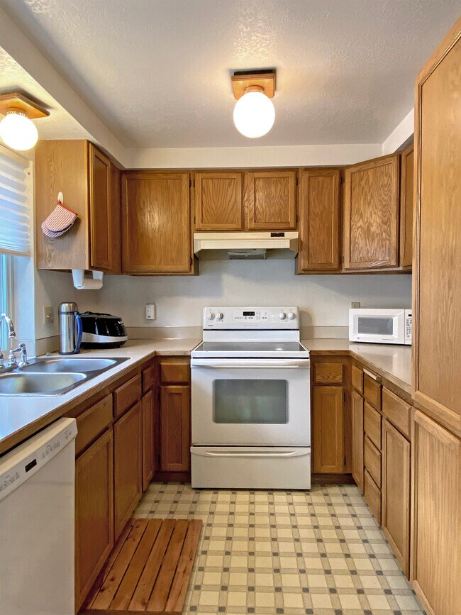 Building Photo - 835 S 76th St