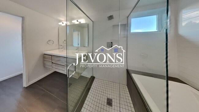 Building Photo - 5BR/4.5BA House in Seattle -- Available Now!