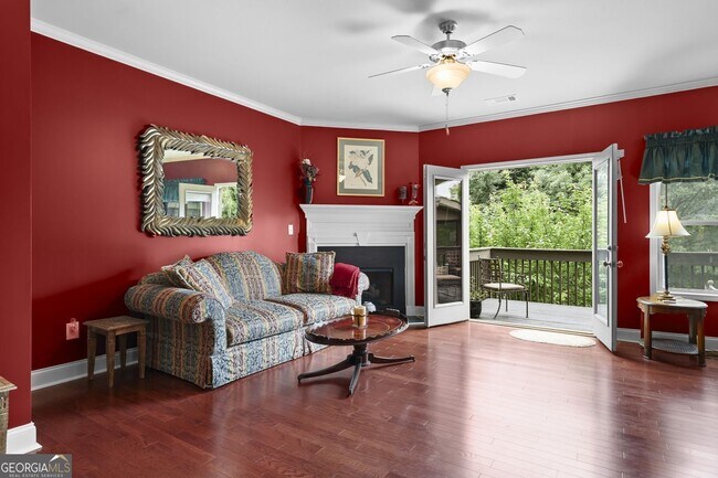 Building Photo - 423 Royal Cres Ln E