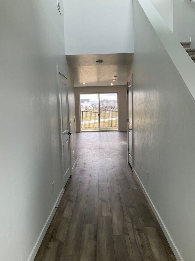 Building Photo - Beautiful New home in Eagle Ridge