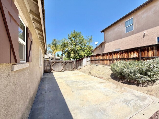 Building Photo - Blackmore Ranch Cul-de-Sac Home w/ Loft, 3-Car Tandem Garage & RV Parking