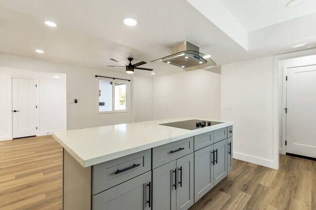 Building Photo - Remodeled 3 Bed 2 Bath 2 Car Garage Unfurnished 12 month lease with bonus room and AC in 2 car ga...