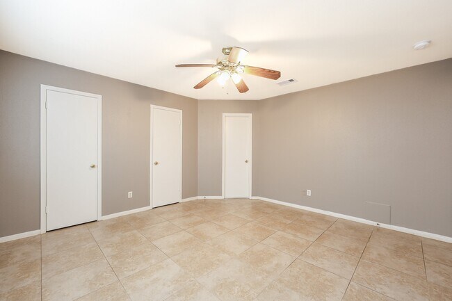 Building Photo - 2306 Old Oak Ln