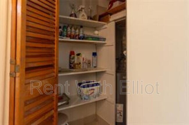 Building Photo - 1001 SE 16th St