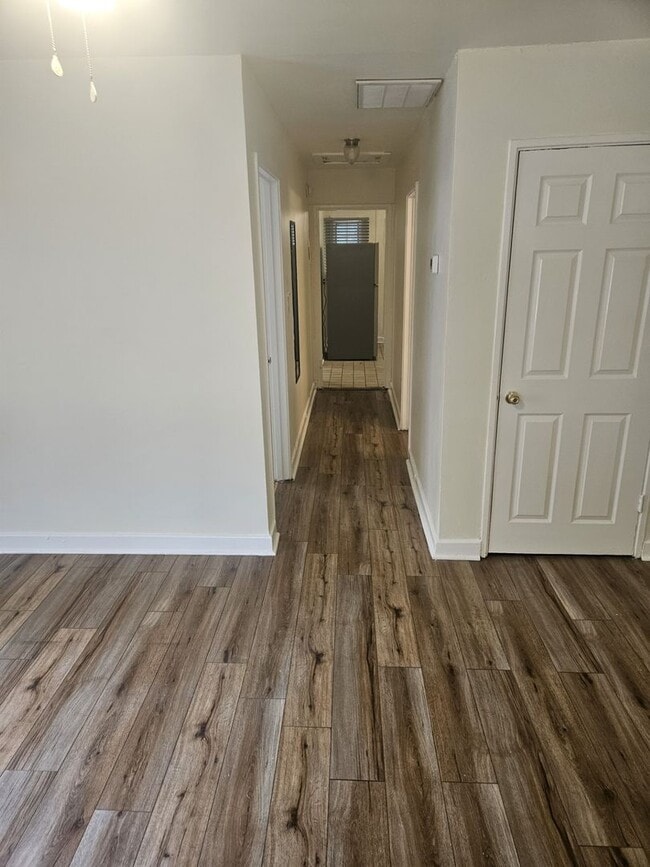 Building Photo - AFFORDABLE, SAFE & CLEAN Cozy 2 Bedroom Av...
