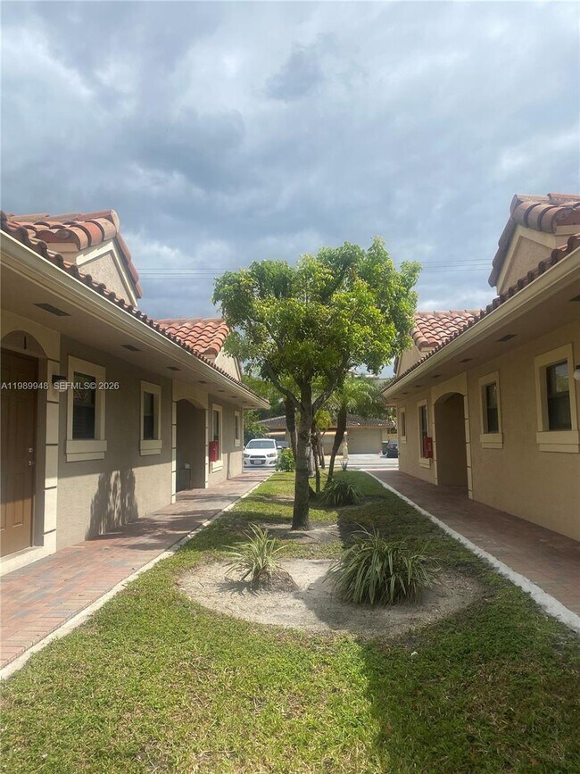 Building Photo - 1027 NE 10th Ave