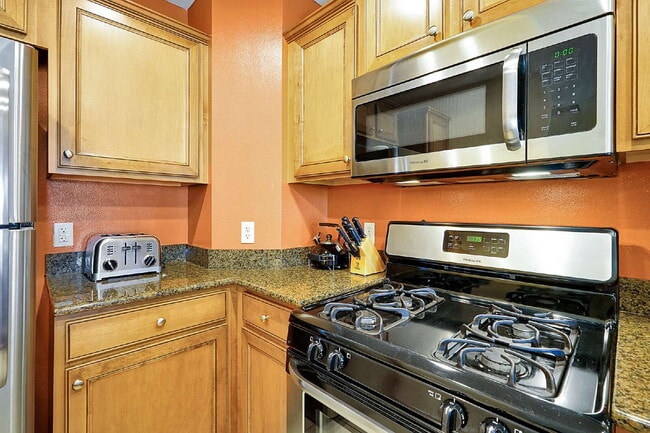 Building Photo - "Beautifully Furnished 3-Bedroom Condo in Desirable Heritage Crossing"