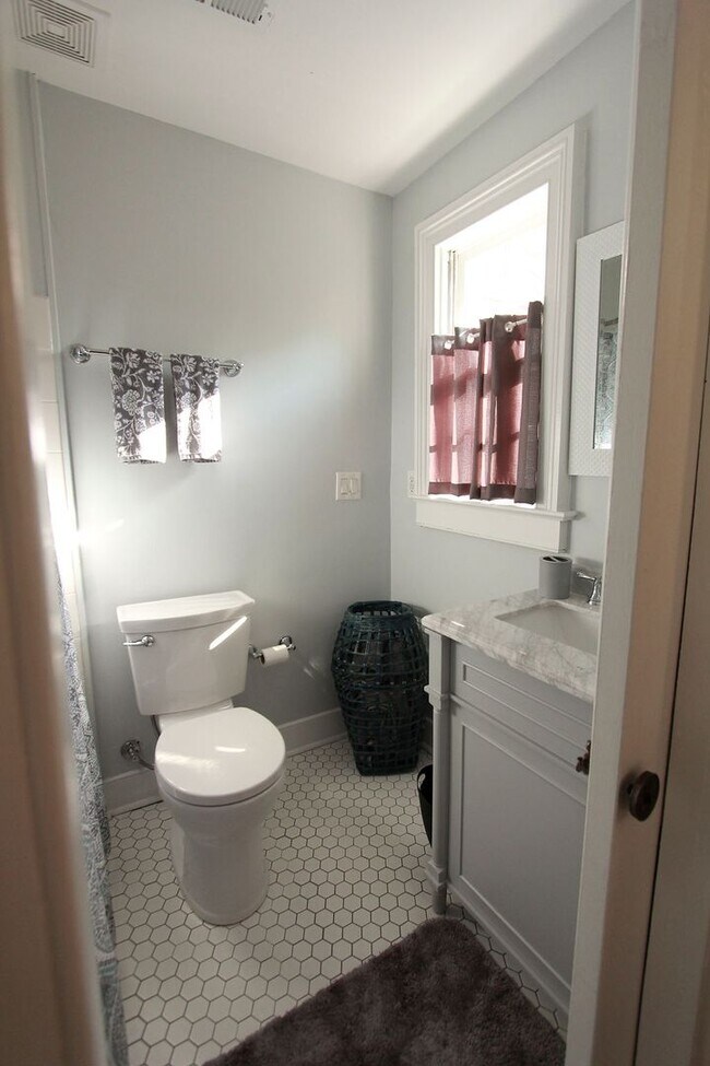 Building Photo - Available 3/1. Beautiful 2BR/2BA available in Elliottborough! Landscaping included!