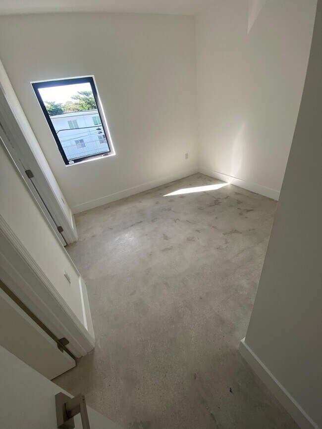 Building Photo - Elegworld 6233 NW