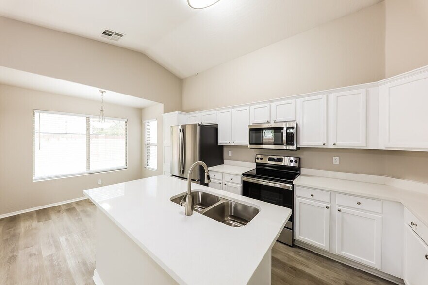 Building Photo - 15350 W Lundberg St