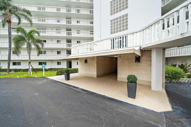 Building Photo - 301 Lake Shore Dr