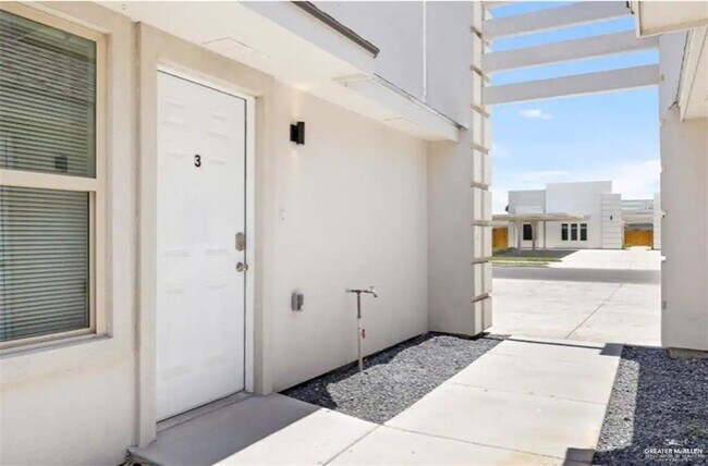 Building Photo - 12 Las Vistas Ln