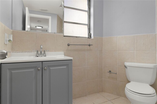 Building Photo - 18630 NE 18th Ave