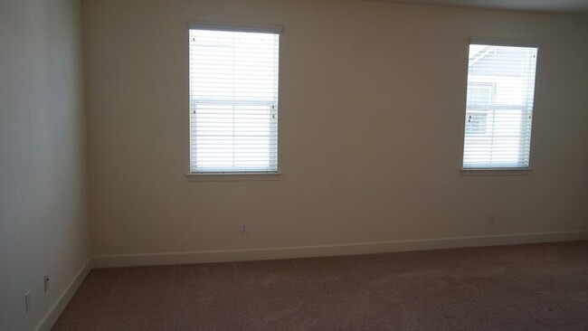 Building Photo - Beautiful 3 Bed, 2.5 Bath in Desirable Dia...