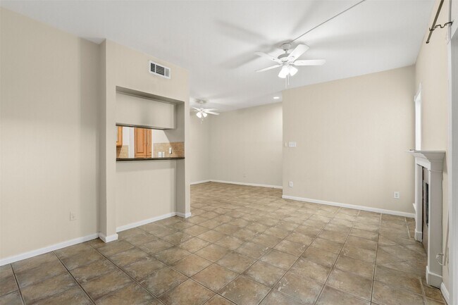 Building Photo - 2025 Augusta Dr