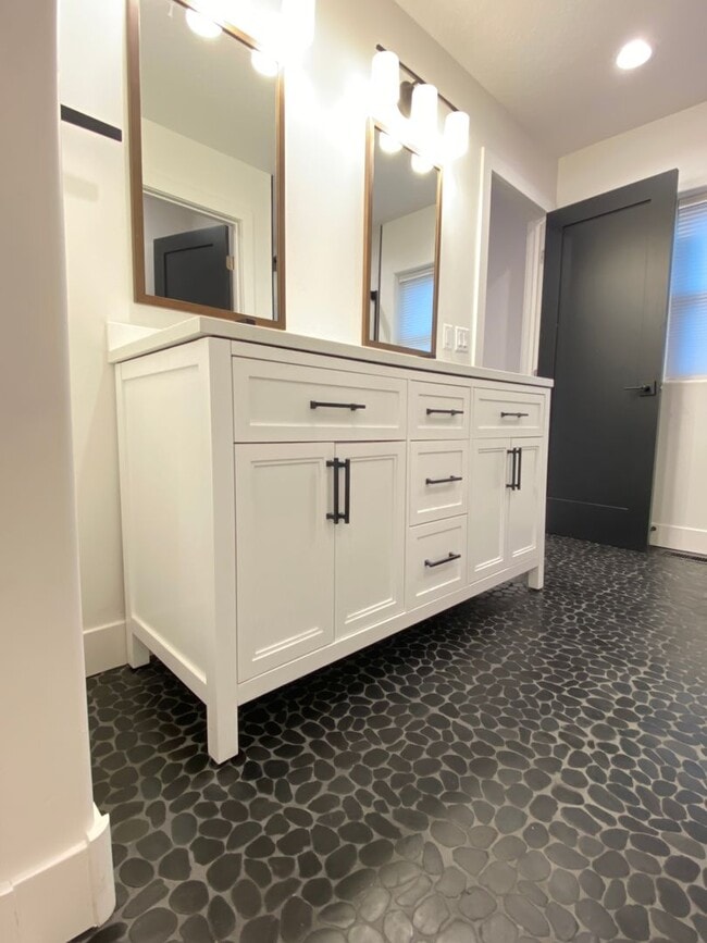 Building Photo - Townhome Driggs! 3 bedroom / 2.5 bath with...