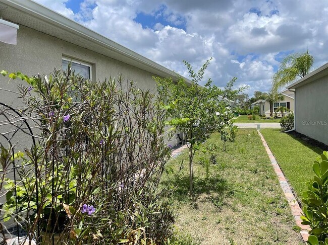 Building Photo - 690 Hadley Pl E