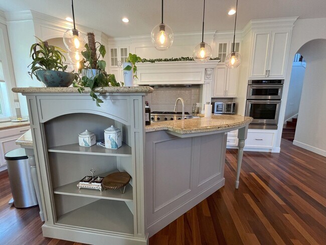 Building Photo - Elegant 4-Bedroom Luxury Home with Panoram...