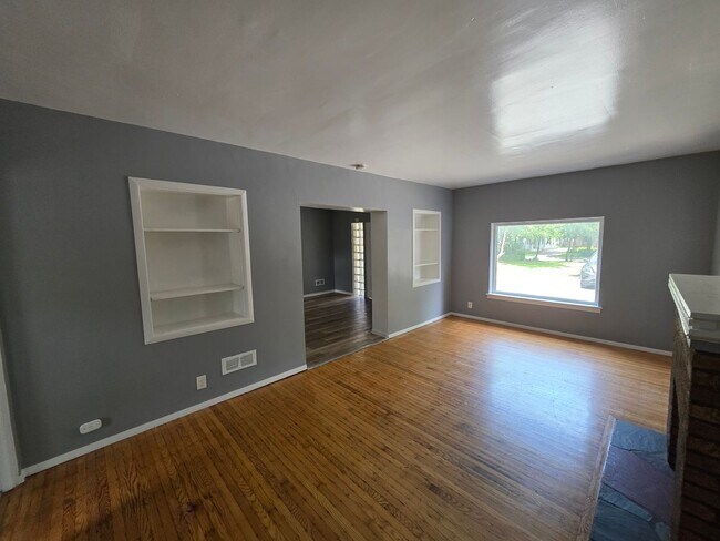 Building Photo - Large Single Family House Available Now 3 to 4 Beds 1.5 Bath over 2000 SQ FT