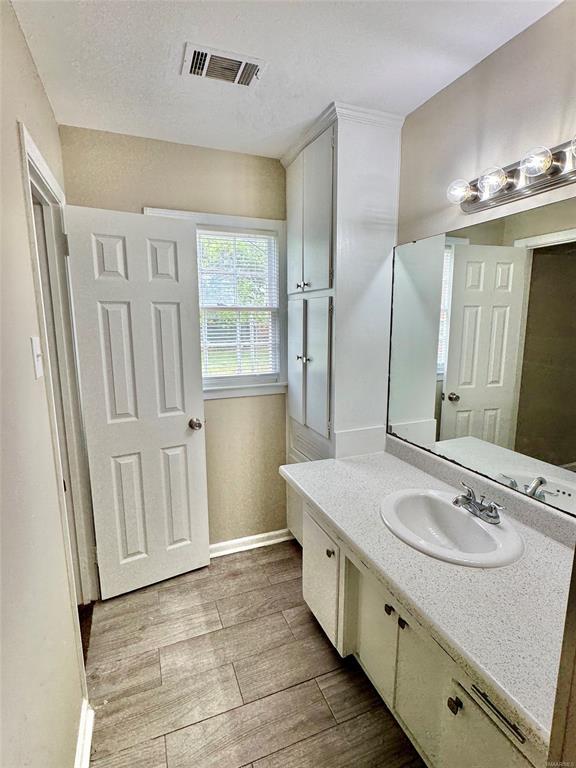 Building Photo - 502 Adler Dr