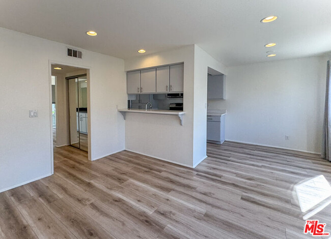 Building Photo - 11730 Moorpark St