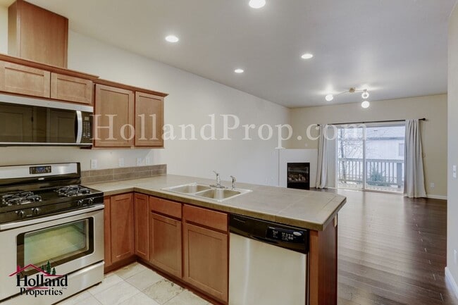 Building Photo - Stylish 3-Bedroom Portland Home with Fireplace, Garage & Modern Conveniences