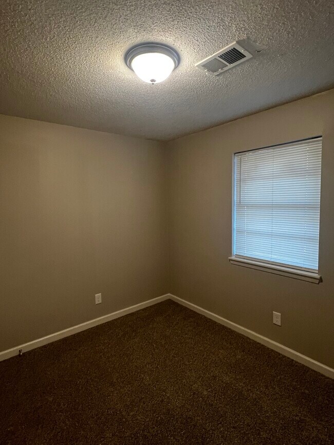 Building Photo - 8702 Oakhaven Dr