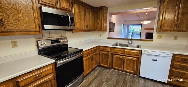 Building Photo - Creekridge Villas Single Story Condo in Ga...