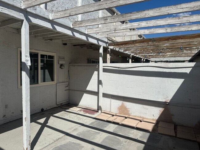 Building Photo - SE!!! Townhouse, Community Pool, Clubhouse...