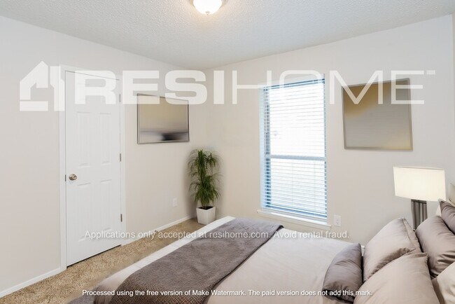 Building Photo - 1305 Duvall Dr