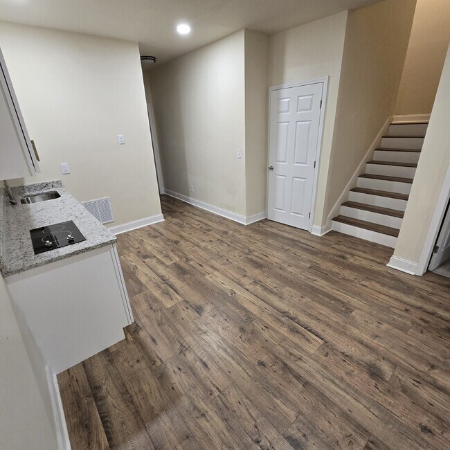 Building Photo - 5 Bedroom and 4.5 Baths. This home has it ...