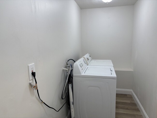 Building Photo - Remodeled 1-bedroom duplex near downtown P...