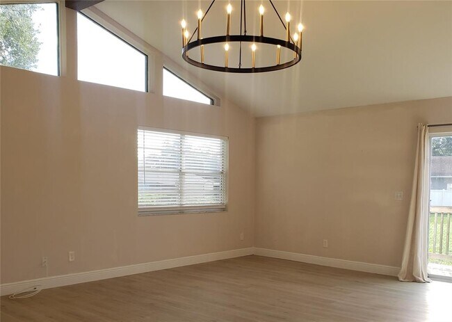 Building Photo - 404 King Louis Ct