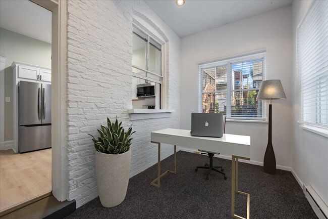 Building Photo - 709 W Roscoe St