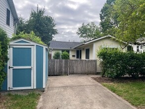 Building Photo - 3 Bedroom Home on Quiet Street with Lots o...